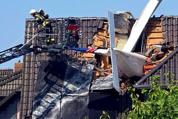 Furchtbares Unglück! Flugzeug stürzt in Wohnhaus: Ein Mensch stirbt