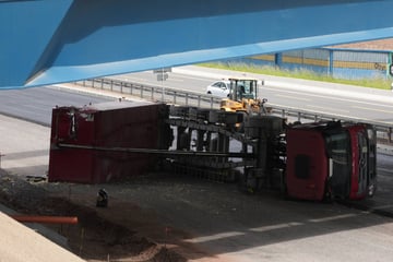 Unfall A72: Lkw kracht gegen neue Autobahnbrücke auf A72
