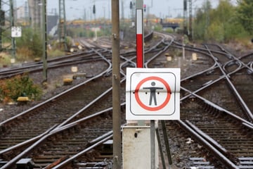 Zug schleudert Bagger auf Gleisarbeiter: ein Toter, ein Schwerverletzter