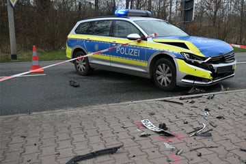 Sächsische Bundesstraße gesperrt: Autofahrer rast auf Polizisten zu, dann fällt ein Schuss