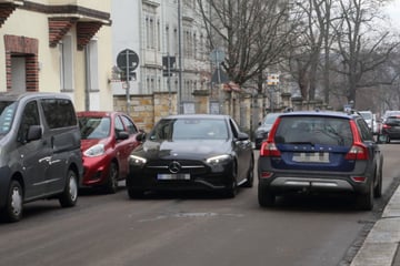 Dresden: Obwohl die Umleitung längst vorbei ist: Auto-Ärger an der Holzhofgasse