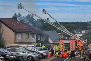 Flammen schlagen aus dem Dach: Nachbarn retten Ehepaar aus Reihenhaus