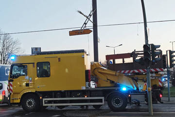 Berlin: Lkw kappt Tram-Leitung in Mahlsdorf - Polizei regelt den Verkehr