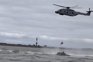 Lebensgefahr! Marine rettet Schiffbrüchige aus der Nordsee