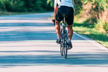 Ausflug mit tragischem Ende: Radler fährt plötzlich in Grünstreifen, kurz darauf stirbt er