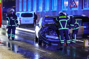 Schwerer Unfall in Wuppertal: Junger Fahrer kracht in den Gegenverkehr
