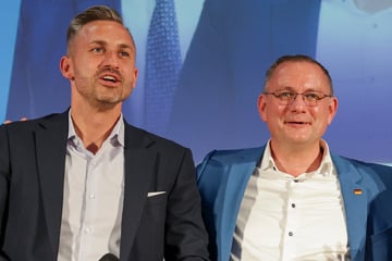 Kuriose Szenen auf AfD-Event: Tino Chrupalla und Ulrich Siegmund singen "Auferstanden aus Ruinen"