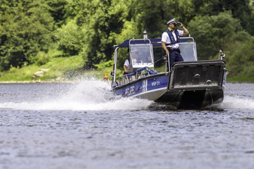 Schreck für Angler: Schwimmt ein abgetrenntes Kinderbein in der Elbe?