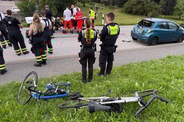 Radfahrer prallen auf parkendes Auto: Rettungshubschrauber im Einsatz