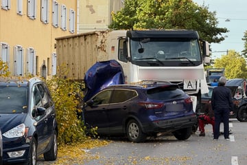 Schneise der Verwüstung in Nürnberg: Lkw rammt Autos und entwurzelt Baum