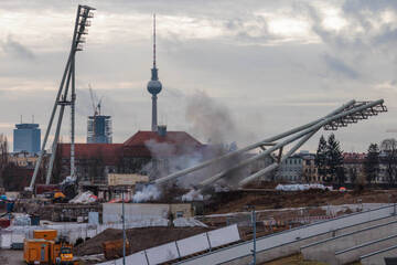 Berlin: Flutlicht-Masten im Jahn-Sportpark gesprengt: Warum zwei stehen bleiben
