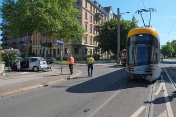 Großer Schaden bei Unfall: Citroën-Fahrer rauscht in Leipzig in Tram