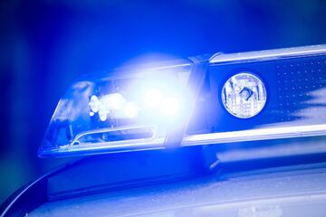Arbeiter findet tote Motorradfahrerin im Straßengraben