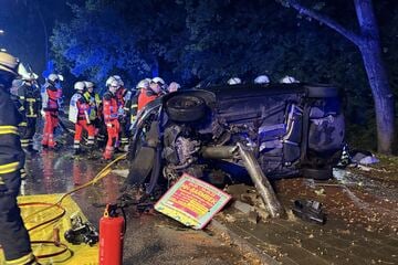 Auto kracht gegen Lichtmast: Vier Personen verletzt