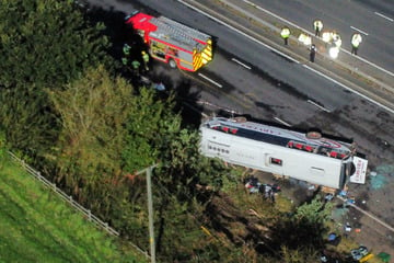 Tragischer Schulbus-Unfall: Zwei Kinder schwerverletzt, Fahrer und Schülerin (†14) tot