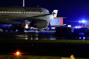 Hamburg: Großeinsatz am Flughafen: Piloten melden Brandgeruch im Flugzeug