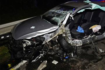 Crash bei Überholmanöver: Fahrer wird schwer verletzt im Auto eingeklemmt