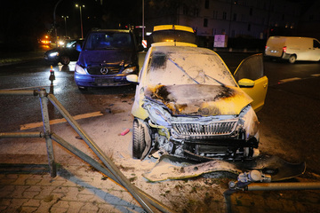 Feuer-Crash in Chemnitz: Auto fängt nach Unfall an zu brennen