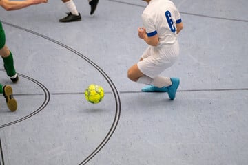 Eklat beim Hallenturnier: Betrunkener Fußballfan will Polizisten töten