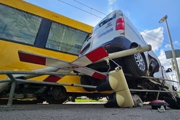 Stuttgart: Es war rot: Fiat zwischen Stadtbahn und Ampelmast eingekeilt