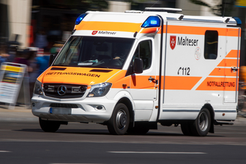 Unfall A7: Auf Autobahn: Leitplanken-Teil durchschlägt Auto, Fahrerin schwer verletzt!