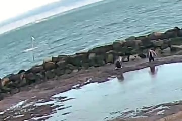 Mädchen versinkt im Treibsand: Mutter will helfen und gerät selbst in die Falle