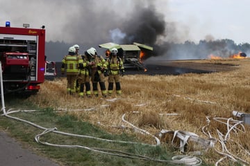 Landmaschine geht plötzlich in Flammen auf: Feuer breitet sich auf sächsischem Feld aus