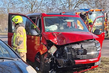 Berlin: VW kracht in Biesdorf in Pannen-Auto: Fünf Menschen im Krankenhaus!