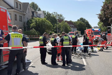 Radfahrer von zwei Autos erfasst: Mann (†57) stirbt noch am Unfallort