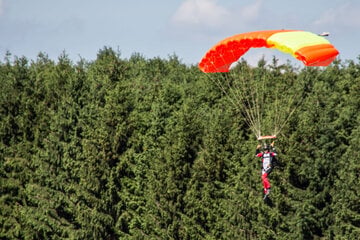 Gleitschirm faltet sich zusammen: Pilotin stürzt ab und kracht in Baum