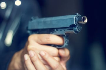Er wollte Geld: 22-Jähriger feuert Waffe in Supermarkt ab