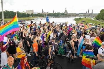 Dresden: CSD in Dresden: Tausende trotzen Regen und Gerichtsstress