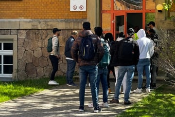 In diesem sächsischen Landkreis stehen nun auch Asylbewerber für ihre Bezahlkarte an