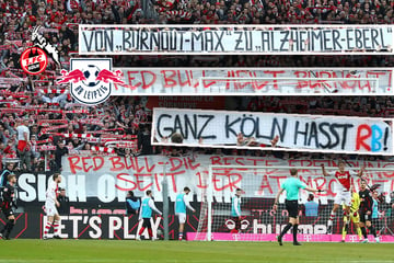 Unsägliche Plakate! Köln-Fans beleidigen RB Leipzigs Eberl aufs Übelste