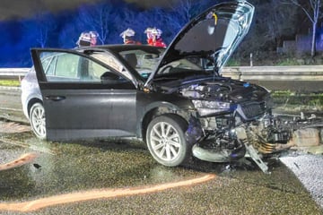 Unfall bei Karlsruhe: Auto schleift Motorrad meterweit mit