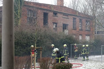 Leipzig: Feuerwehreinsatz im Leipziger Osten: Gebäude brennt