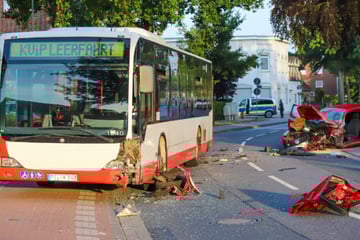 Suff-Fahrer kracht mit VW in Linienbus: Zwei Personen schwer verletzt