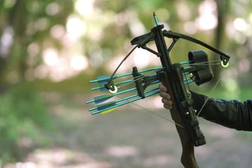 30-Jähriger durch Schuss mit Armbrust getötet: Verdächtiger ruft selbst die Polizei