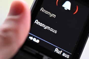 Seniorin fällt auf Fake-Polizisten rein und verliert fast halbe Million Euro