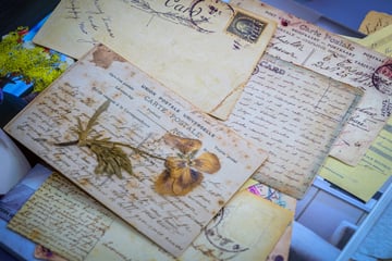 Mann den Tränen nah: Im Briefkasten findet er 26 Jahre alte Botschaft seiner verstorbenen Eltern