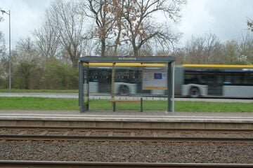 Teenager an Haltestelle ausgeraubt: Kripo sucht nach Zeugen