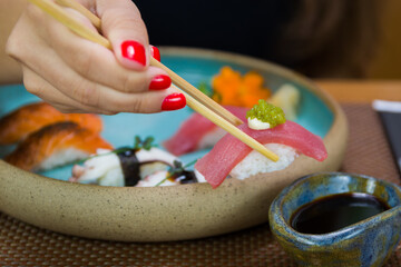 Frau verklagt ihre Chefin wegen Rassismus, weil die gerne Sushi isst