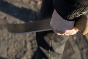 Junger Mann mit Machete vor Rathaus: Als die Polizei da ist, will er danach greifen