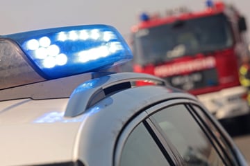 Unfall A2: Mercedes von Lkw in Leitplanke gequetscht: Zwei Menschen schwer verletzt