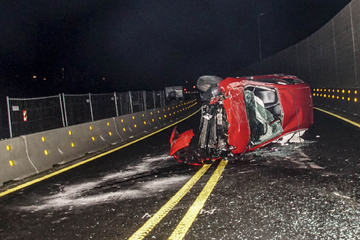 Unfall A81: Auto überschlägt sich auf A81 mehrmals: Fahrerin verletzt