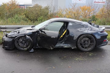 Unfall A61: Luxus-Porsche kracht auf A61 gegen Leitplanke: Totalschaden!