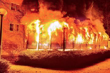 München: Inferno in München: Flammen verschlingen Mülltonnenhaus