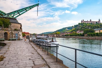 Tasche fällt in den Main: Besitzerin springt hinterher und gerät in Schwierigkeiten
