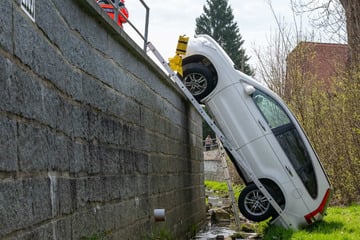 Frau verliert Kontrolle über SUV und landet im Bachbett