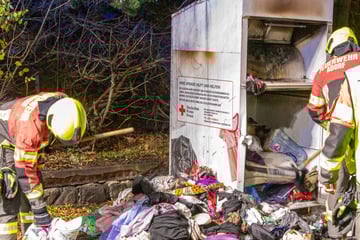 Brandserie im Erzgebirge? Erneut steht Kleidercontainer in Flammen